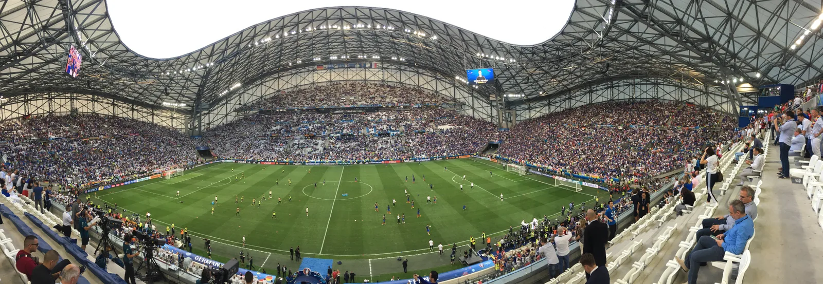 Le stade Vélodrome de Marseille vu des tribunes hautes, pelouse et gradins combles un soir de match